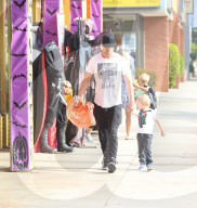 EXKLUSIV - Josh Duhamel bummelt mit Klein Axl in Brentwood