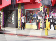 EXKLUSIV - Josh Duhamel bummelt mit Klein Axl in Brentwood