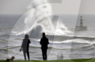NEWS - Kräftige Winde peitschen über die Nordküste Englands