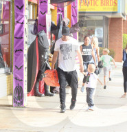 EXKLUSIV - Josh Duhamel bummelt mit Klein Axl in Brentwood