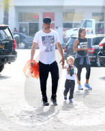 EXKLUSIV - Josh Duhamel bummelt mit Klein Axl in Brentwood