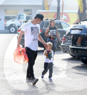 EXKLUSIV - Josh Duhamel bummelt mit Klein Axl in Brentwood