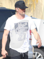EXKLUSIV - Josh Duhamel bummelt mit Klein Axl in Brentwood