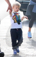 EXKLUSIV - Josh Duhamel bummelt mit Klein Axl in Brentwood