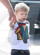 EXKLUSIV - Josh Duhamel bummelt mit Klein Axl in Brentwood
