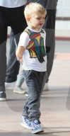 EXKLUSIV - Josh Duhamel bummelt mit Klein Axl in Brentwood