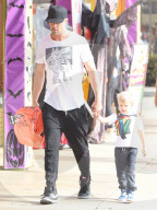 EXKLUSIV - Josh Duhamel bummelt mit Klein Axl in Brentwood