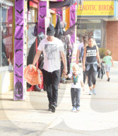 EXKLUSIV - Josh Duhamel bummelt mit Klein Axl in Brentwood