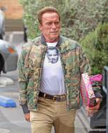 EXKLUSIV - Selbstverliebter Arnold Schwarzenegger in Brentwood unterwegs