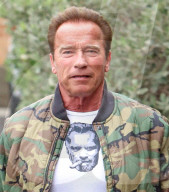 EXKLUSIV - Selbstverliebter Arnold Schwarzenegger in Brentwood unterwegs