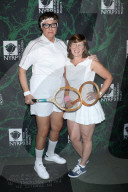 PEOPLE - Promis feiern bei der Bette Midler Hulaween Party in New York