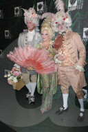 PEOPLE - Promis feiern bei der Bette Midler Hulaween Party in New York