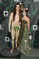 PEOPLE - Promis feiern bei der Bette Midler Hulaween Party in New York