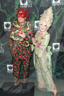 PEOPLE - Promis feiern bei der Bette Midler Hulaween Party in New York