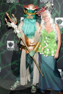 PEOPLE - Promis feiern bei der Bette Midler Hulaween Party in New York