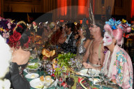 PEOPLE - Promis feiern bei der Bette Midler Hulaween Party in New York