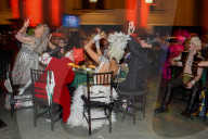PEOPLE - Promis feiern bei der Bette Midler Hulaween Party in New York