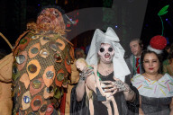 PEOPLE - Promis feiern bei der Bette Midler Hulaween Party in New York