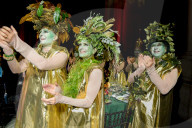 PEOPLE - Promis feiern bei der Bette Midler Hulaween Party in New York