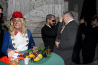 PEOPLE - Promis feiern bei der Bette Midler Hulaween Party in New York