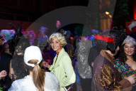 PEOPLE - Promis feiern bei der Bette Midler Hulaween Party in New York