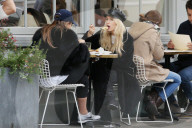 PEOPLE - Lottie Moss und Mimi Bouchard lunchen in London