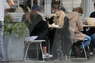 PEOPLE - Lottie Moss und Mimi Bouchard lunchen in London
