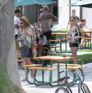 EXKLUSIV - Caitlyn Jenner und Spohia Hutchins erkunden Malibu im Oldtimer