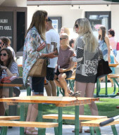 EXKLUSIV - Caitlyn Jenner und Spohia Hutchins erkunden Malibu im Oldtimer