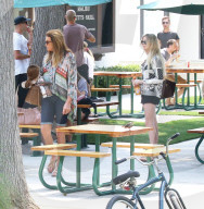 EXKLUSIV - Caitlyn Jenner und Spohia Hutchins erkunden Malibu im Oldtimer
