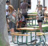 EXKLUSIV - Caitlyn Jenner und Spohia Hutchins erkunden Malibu im Oldtimer