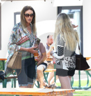 EXKLUSIV - Caitlyn Jenner und Spohia Hutchins erkunden Malibu im Oldtimer