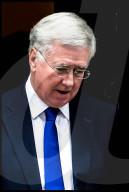 NEWS - London: Wegen sexueller Belästigung -  Verteidigungsminister Michael Fallon zurückgetreten