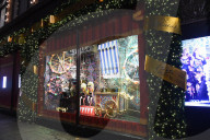 NEWS - London: Harrods bereitet sich auf Weihnachten vor