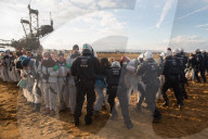 NEWS - Deutschland: Aktivisten stürmen den Braunkohle Tagbau Hambach
