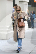 PEOPLE - Dakota Fanning ohne Make-Up unterwegs