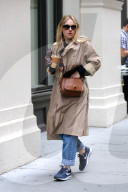 PEOPLE - Dakota Fanning ohne Make-Up unterwegs