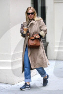 PEOPLE - Dakota Fanning ohne Make-Up unterwegs