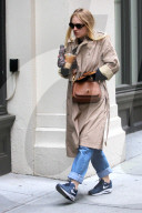 PEOPLE - Dakota Fanning ohne Make-Up unterwegs
