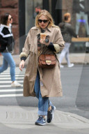 PEOPLE - Dakota Fanning ohne Make-Up unterwegs