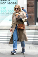 PEOPLE - Dakota Fanning ohne Make-Up unterwegs