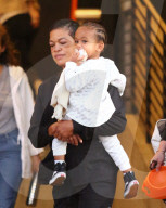 PEOPLE - Klein Saint West geht mit den Kardashians zum Weihnachtskarten Shooting in Hollywood