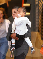 PEOPLE - Klein Saint West geht mit den Kardashians zum Weihnachtskarten Shooting in Hollywood