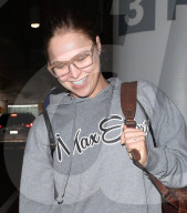 PEOPLE - Ronda Rousey ohne Make-Up am Flughafen von LA