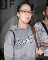PEOPLE - Ronda Rousey ohne Make-Up am Flughafen von LA