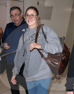 PEOPLE - Ronda Rousey ohne Make-Up am Flughafen von LA