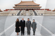 NEWS - China: Donald und Melania Trump treffen in Peking ein