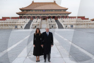 NEWS - China: Donald und Melania Trump treffen in Peking ein