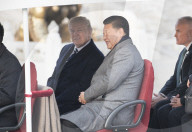 NEWS - China: Donald und Melania Trump treffen in Peking ein