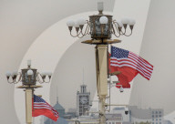 NEWS - China: Donald und Melania Trump treffen in Peking ein
